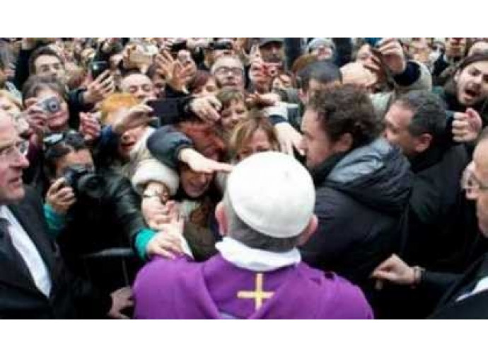 Papa Francesco tra la folla